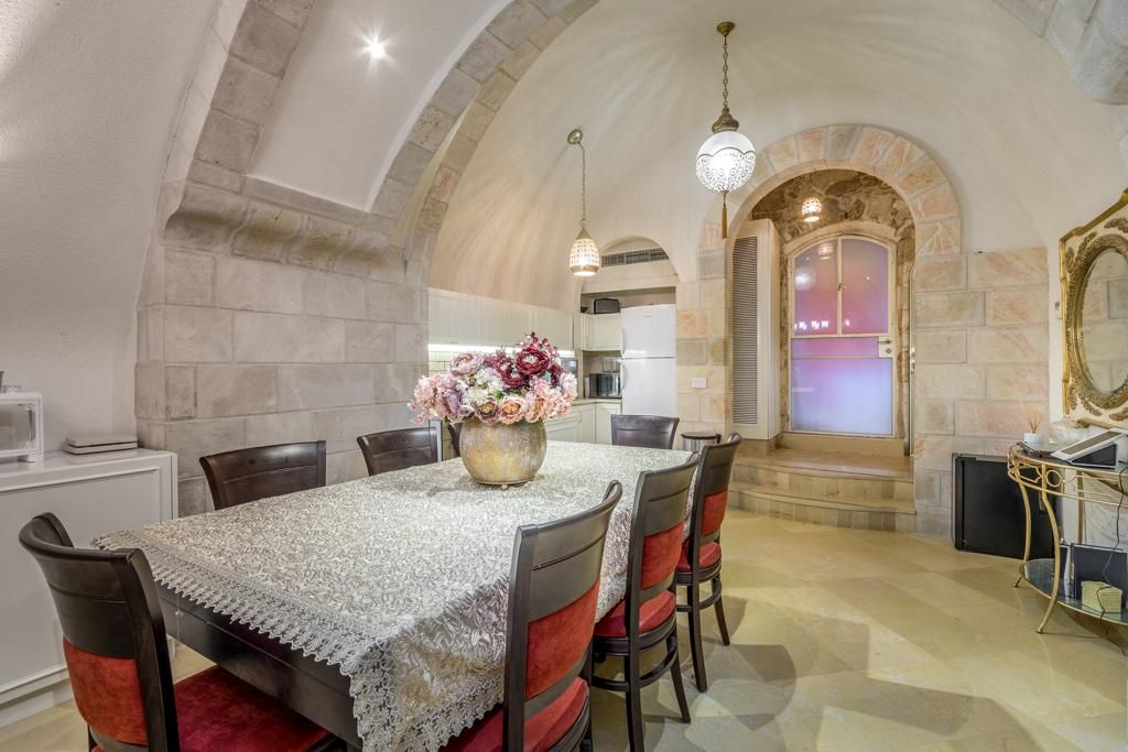 Salle de séjour avec salle à manger, cuisine et salle de bains