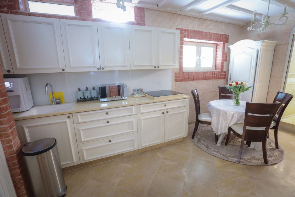Apt Melachim/ Cuisine entierement équipée